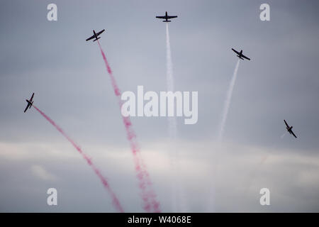 Kunstflug Demonstration team Iskry Bialo-Czerwone (Weiß-rote Funken) auf PZL TS-11 Iskra in Gdynia, Polen. 13. Juli 2019 © wojciech Stroz Stockfoto