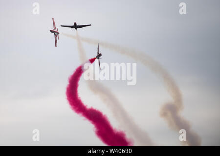 Kunstflug Demonstration team Iskry Bialo-Czerwone (Weiß-rote Funken) auf PZL TS-11 Iskra in Gdynia, Polen. 13. Juli 2019 © wojciech Stroz Stockfoto