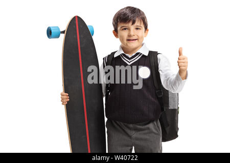 Wenig Schüler mit einem Longboard, ein "Daumen hoch"-Zeichen auf weißem Hintergrund Stockfoto