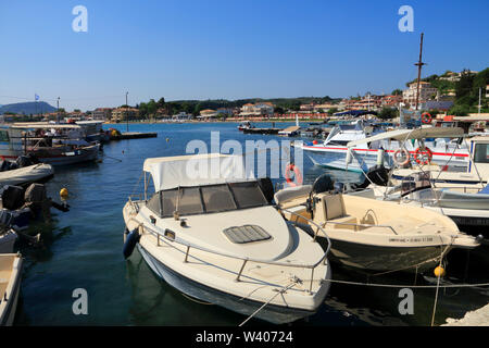 Der Hafen im Ferienort Tsilivi, auch als Planos auf der griechischen Insel Zakynthos bekannt. Stockfoto