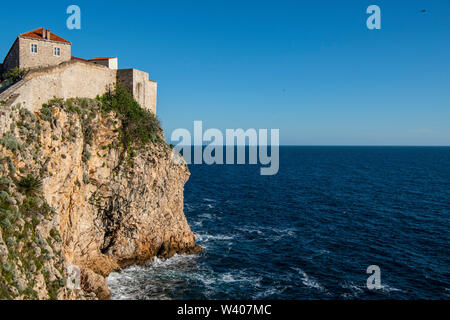 Die Stadtmauer von Dubrovnik mit Blick auf die dalmatinische Meer Stockfoto