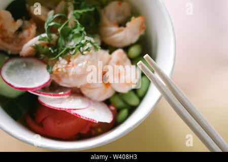 Gesunde Poke Schale mit frischen Zutaten Stockfoto