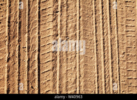 Hintergrund mit Reifenspuren auf einem sandigen Straße in sonniger Tag Stockfoto