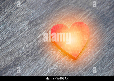 Roten Herzen auf vintage Holztisch, Ansicht von oben. Saint Valentines Tag Grußkarte. Stockfoto