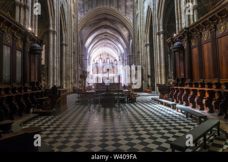 Bordeaux, Frankreich - 5. Mai 2019: Bordeaux-Kathedrale Saint-Andre. Innenansicht mit der Großen Orgel Stockfoto