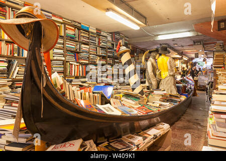 Innenraum der Libreria Acqua Alta, Buchhandlung, Castello, Venedig, Italien mit seinen Büchern in einer Gondel, um sie bei Flut trocken zu halten Stockfoto