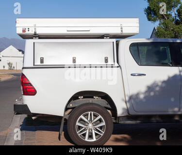 Elektrische Bundutop Hartschale Aluminium Zelt auf dem Dach auf dem Dach eines Toyota 2,8 GD-6 Raider bakkie für 4x4 Camping Stockfoto