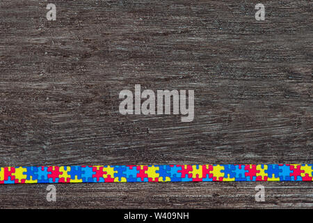 World Autism Bewußtsein und stolz Tag mit Puzzle Muster Ribbon Stockfoto