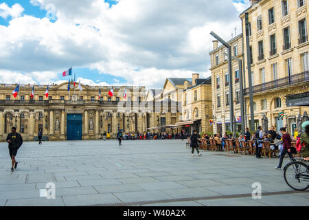 Bordeaux, Frankreich - Mai 5, 2019: ein Ort Pey Berland vor dem Rathaus mit Straßencafés, wo die Menschen entspannen. Bordeaux, Aquitaine, Frankreich Stockfoto