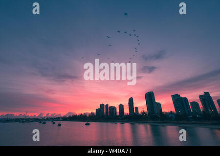 Blaue Stunde leuchtet der Himmel über den Nerang River, Queensland. Stockfoto