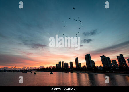 Blaue Stunde leuchtet der Himmel über den Nerang River, Queensland. Stockfoto