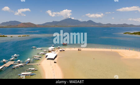 Island Hopping Tour bei Honda Bay, Palawan. Eine Insel mit weißem Sand mit Mangroven. Atoll mit einem weißen Insel, Ansicht von oben. Boote und Touristen auf dem Luli Insel Stockfoto