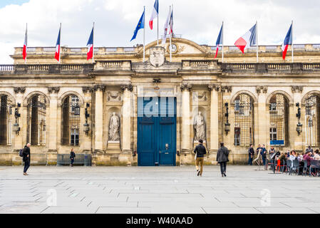 Bordeaux, Frankreich - Mai 5, 2019: ein Ort Pey Berland vor dem Rathaus mit Straßencafés, wo die Menschen entspannen. Bordeaux, Aquitaine, Frankreich Stockfoto