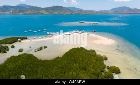 Luli Island, Puerto Princesa, Palawan. Inselhopping Tour in Honda Bay, Palawan. Eine Insel mit weißem Sand und Mangroven. Atoll mit einer weißen Insel, Blick von oben. Stockfoto