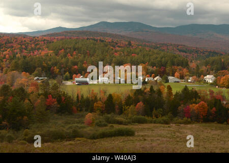 Die Stadt Worcester, Vermont ist von einem Hügel während Laub in Vermont gesehen. Stockfoto