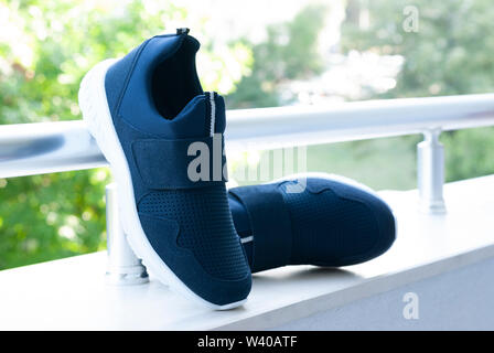 Blue mens Sneakers ein Paar auf grünem Hintergrund Stockfoto