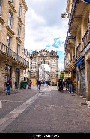 Bordeaux, Frankreich - 5. Mai 2019: Touristen und Einheimische an der Porte Dijeaux am Place Gambetta in Bordeaux, Frankreich Stockfoto