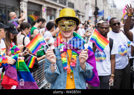 Junger Mann bis zum Stolz gekleidet mit einer Maske Stockfoto