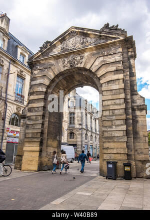 Bordeaux, Frankreich - 5. Mai 2019: Porte Dijeaux ist historischen Stadttor von Bordeaux, während mid-1700s im neoklassizistischen Stil erbaut. Aquitanien, Frankreich Stockfoto