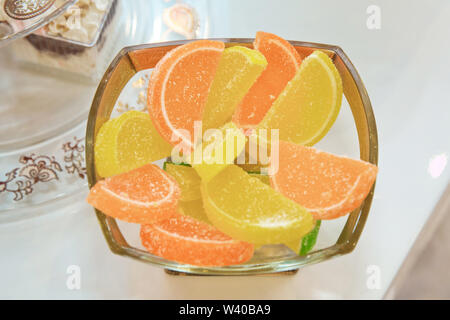 Makro Foto essen Dessert jelly Süßigkeiten. Textur Hintergrund Grütze Bonbons Bonbons. Bild von Obst marmelade Süßigkeit. Orange und Gelb Marmelade ist l Stockfoto