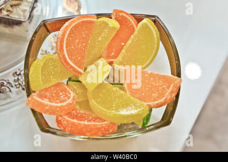 Makro Foto essen Dessert jelly Süßigkeiten. Textur Hintergrund Grütze Bonbons Bonbons. Bild von Obst marmelade Süßigkeit. Orange und Gelb Marmelade ist l Stockfoto