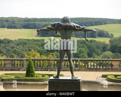 Der Blick auf die imposante Statue auf der formalen Parterre und ferne Landschaft auf dem Gelände des Harweood Haus, außerhalb von Leeds; Juli 2019 Stockfoto