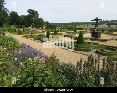 Die Gärten das Harewood House gehören eine formale Parterre mit Formschnitt, geringe Absicherung in gekrümmten Muster, üppigen Pflanzen und Statuen; Juli 2019 Stockfoto