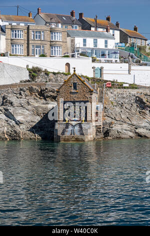 Wandbild auf der alten Rettungsboot Station im Hafen Dorf in Portleven Cornwall, England gemalt. Stockfoto