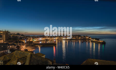 Schöne Lichtreflexionen bei Dämmerung scheint auf das Meer von St. Ives Harbour St. Ives, Cornwall UK Europa Stockfoto