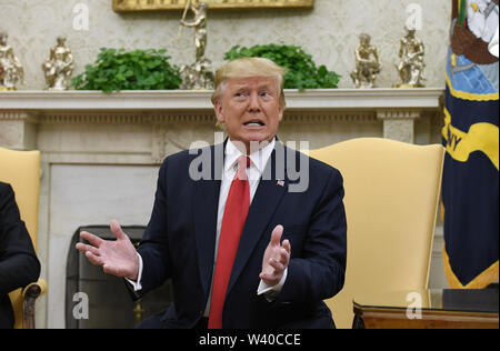 Washington, District of Columbia, USA. 18 Juli, 2019. US-Präsident Donald Trump spricht bei einem Treffen mit Premierminister Mark Rutte der Niederlande im ovalen Büro des Washington, DC, am 18. Juli 2019 Credit: Olivier Douliery/CNP/ZUMA Draht/Alamy leben Nachrichten Stockfoto