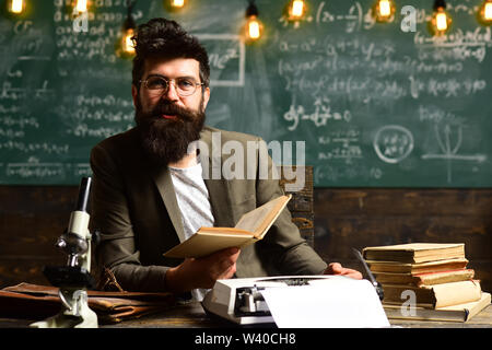 Reifen tutor Lehrer geben Privatunterricht Vorschule Junge, Lehrer Zeichnung im Klassenzimmer in der Schule, Konzept Bildung - Zurück zu Schule auf Grün Stockfoto