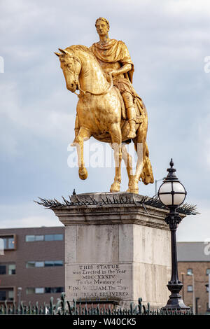 Blick von Hull in Yorkshire, im Zentrum der Stadt zwischen Geschäften und Gebäuden Stockfoto