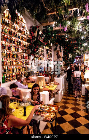 Romantisches, rustikales Interieur der sizilianischen Restaurant Circolo Popolare Restaurant, Rathbone Street, London, UK Stockfoto