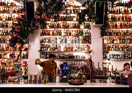 Romantisches, rustikales Interieur der sizilianischen Restaurant Circolo Popolare Restaurant, Rathbone Street, London, UK Stockfoto