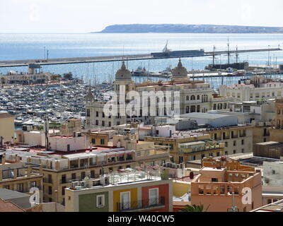 Schöne Aussicht von der Anhöhe in Alicante. Häuser und den Hafen. Stockfoto