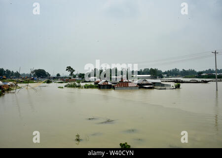 (190718) - TANGAIL (Bangladesh), 18. Juli 2019 (Xinhua) - teilweise eingetaucht Häuser abgebildet sind in einer Flut - betroffenen Bereich in Tangail, Bangladesch, am 18. Juli 2019. Überschwemmungen durch starken saisonalen Regenfälle funkte betroffenen Teile von Bangladesch. (Str/Xinhua) Stockfoto