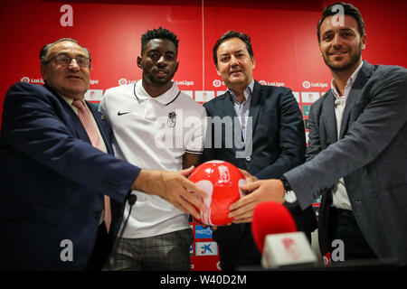 Manager von Granada CF-Team (von links nach rechts) Pepe Macanas, Yan Eteki, das neue Team Player, Antonio Fernandez Monterrubio und fran Sanchez sind während der Präsentation gesehen. Stockfoto