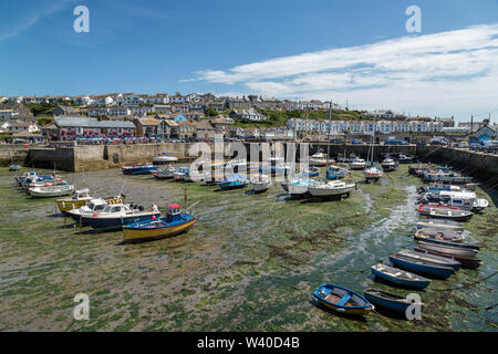 Das seaside Harbour Village von Camborne, Cornwall, England. Der Hafen voller kleiner Boote bei Ebbe. Stockfoto