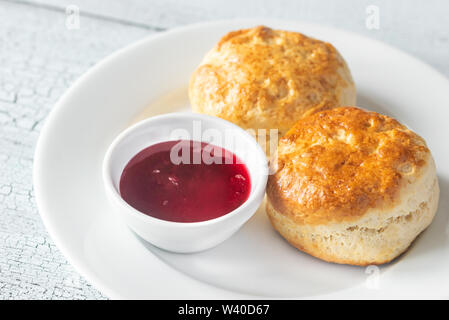 Classic Scones mit Sahne und rote Johannisbeere Konfitüre Stockfoto