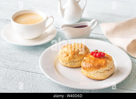 Classic Scones mit Sahne und rote Johannisbeere Konfitüre Stockfoto