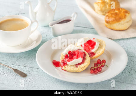 Classic Scones mit Sahne und rote Johannisbeere Konfitüre Stockfoto