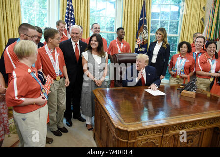 Washington, District of Columbia, USA. 18 Juli, 2019. US-Präsident Donald Trump, erste Dame Melania Trump, Vizepräsident Mike Pence und Karen Pence Treffen mit den Mitgliedern des Team USA für die 2019 Special Olympics World Games im ovalen Büro des Washington, DC, am 18. Juli 2019. Credit: Olivier Douliery/Pool über CNP Credit: Olivier Douliery/CNP/ZUMA Draht/Alamy leben Nachrichten Stockfoto