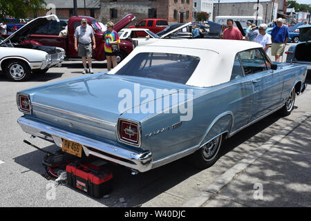 A 1966 Ford Galaxie 500 Convertible auf Anzeige an einem Auto zeigen. Stockfoto