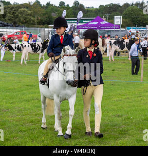 Kind, ein Pony zu einem Gymkhana Stockfoto