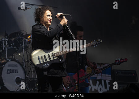 Pilton, UK. Sonntag, den 30. Juni 2019. Robert Smith von The Cure führt auf der Pyramide Bühne von Glastonbury Festival würdig Bauernhof im Worthy Farm in Pilton, © Jason Richardson/Alamy leben Nachrichten Stockfoto