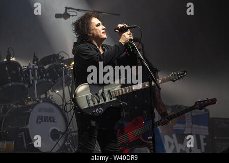 Pilton, UK. Sonntag, den 30. Juni 2019. Robert Smith von The Cure führt auf der Pyramide Bühne von Glastonbury Festival würdig Bauernhof im Worthy Farm in Pilton, © Jason Richardson/Alamy leben Nachrichten Stockfoto