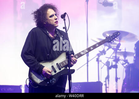 Pilton, UK. Sonntag, den 30. Juni 2019. Robert Smith von The Cure führt auf der Pyramide Bühne von Glastonbury Festival würdig Bauernhof im Worthy Farm in Pilton, © Jason Richardson/Alamy leben Nachrichten Stockfoto