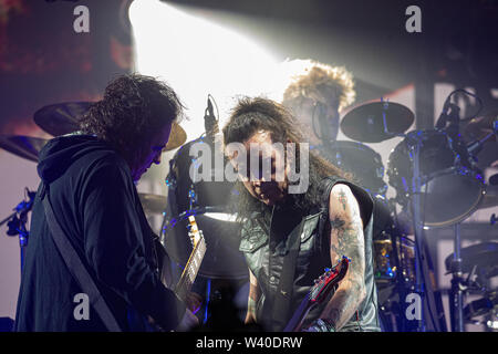 Pilton, UK. Sonntag, den 30. Juni 2019. (L) Robert Smith und (R) Simon Gallup der Heilung führt auf der Pyramide Bühne von Glastonbury Festival würdig Bauernhof im Worthy Farm in Pilton, © Jason Richardson/Alamy leben Nachrichten Stockfoto