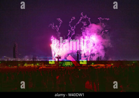 Pilton, UK. Freitag 28. Juni 2019. Feuerwerk der Pyramide Bühne leuchten wie Stormzy seine Schlagzeilen auf der Pyramide Bühne von Glastonbury Festival würdig Bauernhof in Pilton, © Jason Richardson/Alamy Leben Nachrichten eingestellt führt Stockfoto