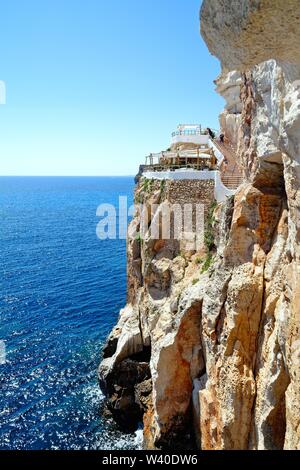 Die natürlichen Höhlen und Höhlen an den Klippen der Balearen von Xoroi Cala en Porter Minorca Spanien Europa Stockfoto